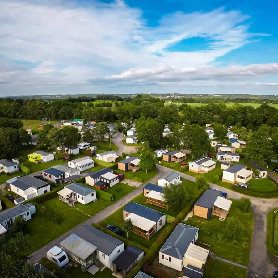 Vue aérienne sur le camping 3 étoiles près de Lorient dans le Morbihan.