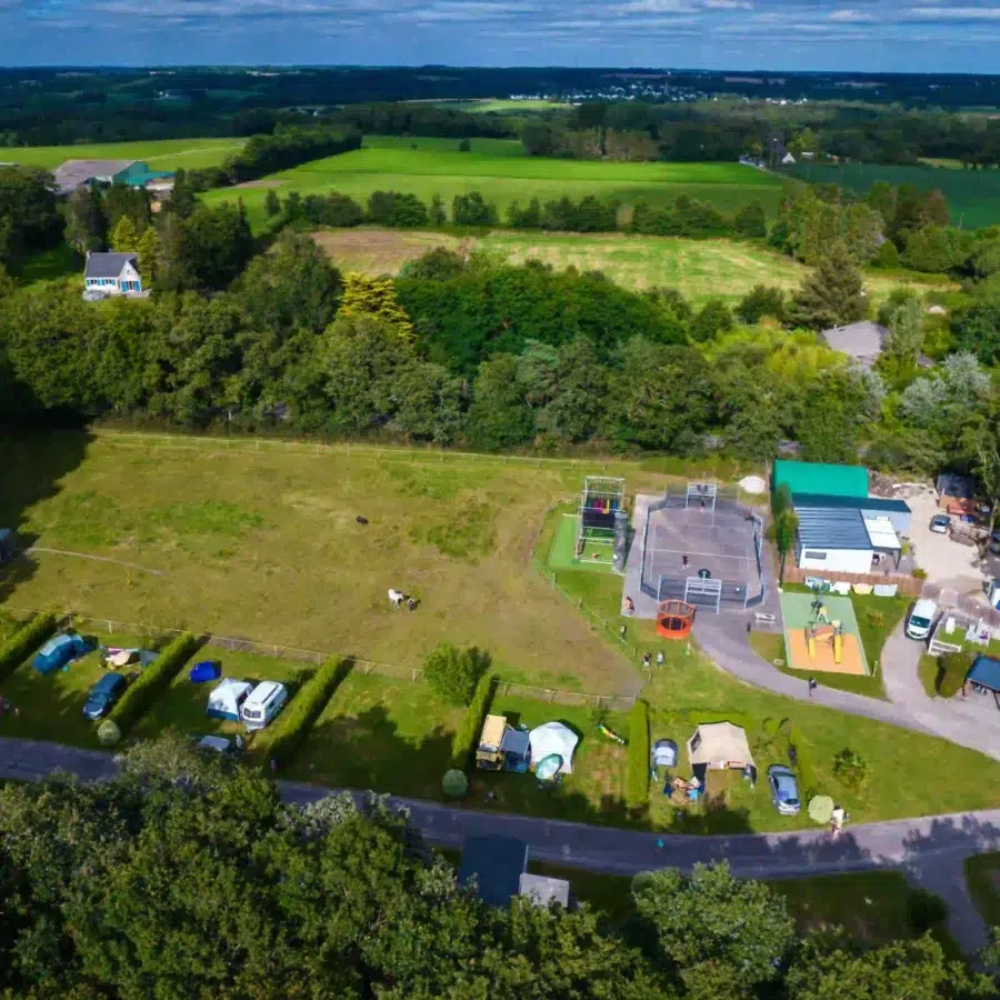 Vue aérienne sur le camping 3 étoiles Entre Terre et Mer près de Lorient dans le Morbihan.